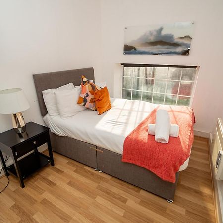 Cozy And Modern 2-Bed Apartment Суонси Экстерьер фото