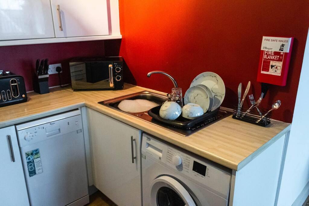 Cozy And Modern 2-Bed Apartment Суонси Экстерьер фото