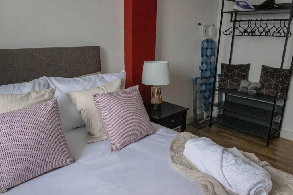 Cozy And Modern 2-Bed Apartment Суонси Экстерьер фото