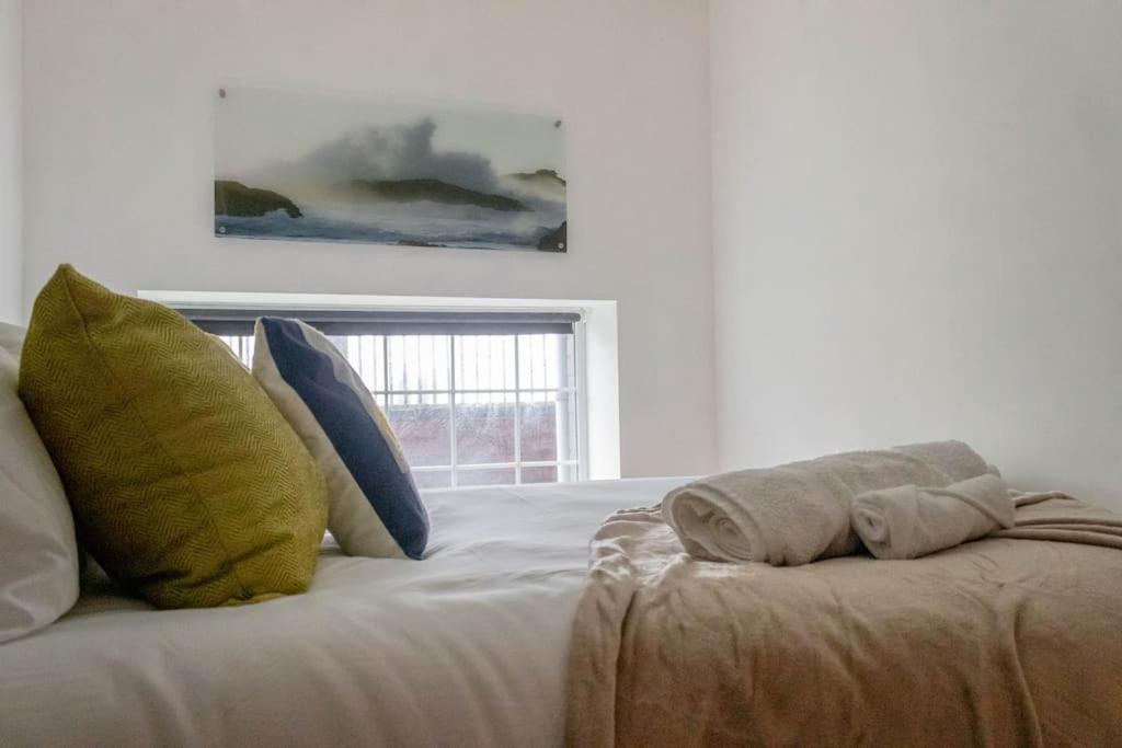 Cozy And Modern 2-Bed Apartment Суонси Экстерьер фото